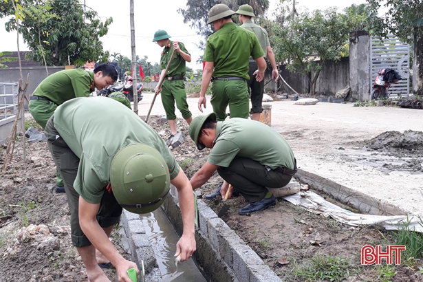 Công an Thạch Hà giúp xã Thạch Lưu về đích nông thôn mới