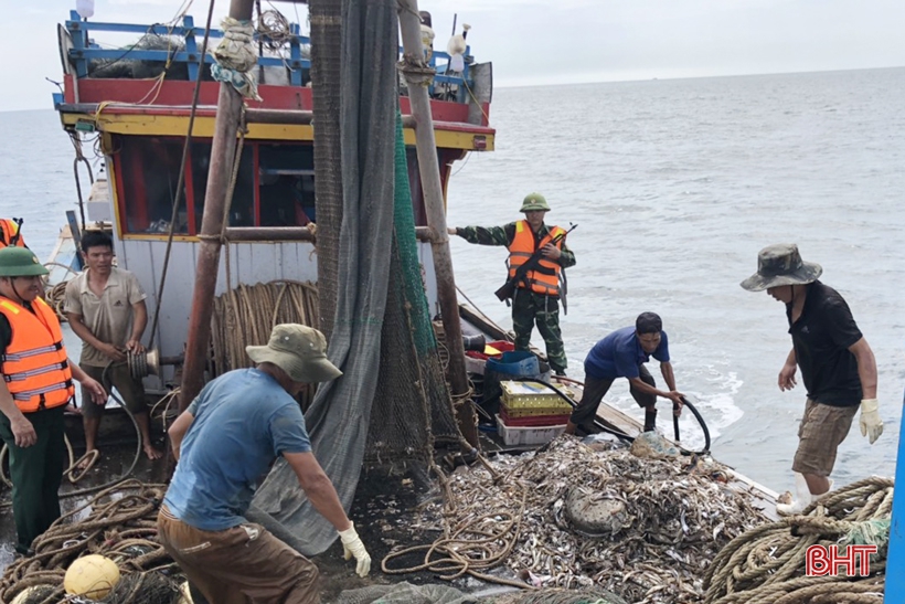 BĐBP Hà Tĩnh tiếp tục bắt giữ cặp tàu công suất lớn khai thác hải sản tận diệt bằng giã cào