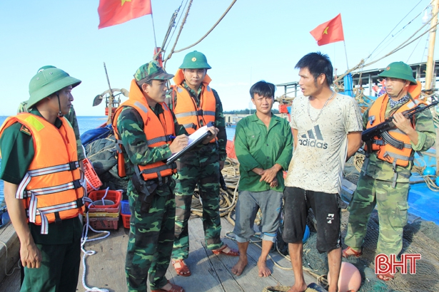 Bắt quả tang 2 tàu giã cào khai thác trái phép trên vùng biển Nghi Xuân