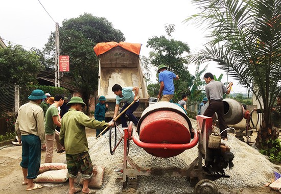 “Gác” ngày nghỉ, giáo viên Hương Sơn cùng Nhân dân xây dựng NTM