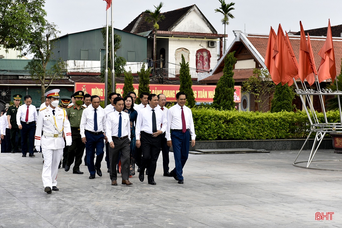 Lãnh đạo tỉnh Hà Tĩnh dâng hương tưởng niệm Chủ tịch Hồ Chí Minh