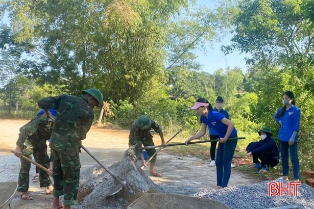 Màu xanh áo lính trên những “công trường” xây dựng NTM ở Hương Khê