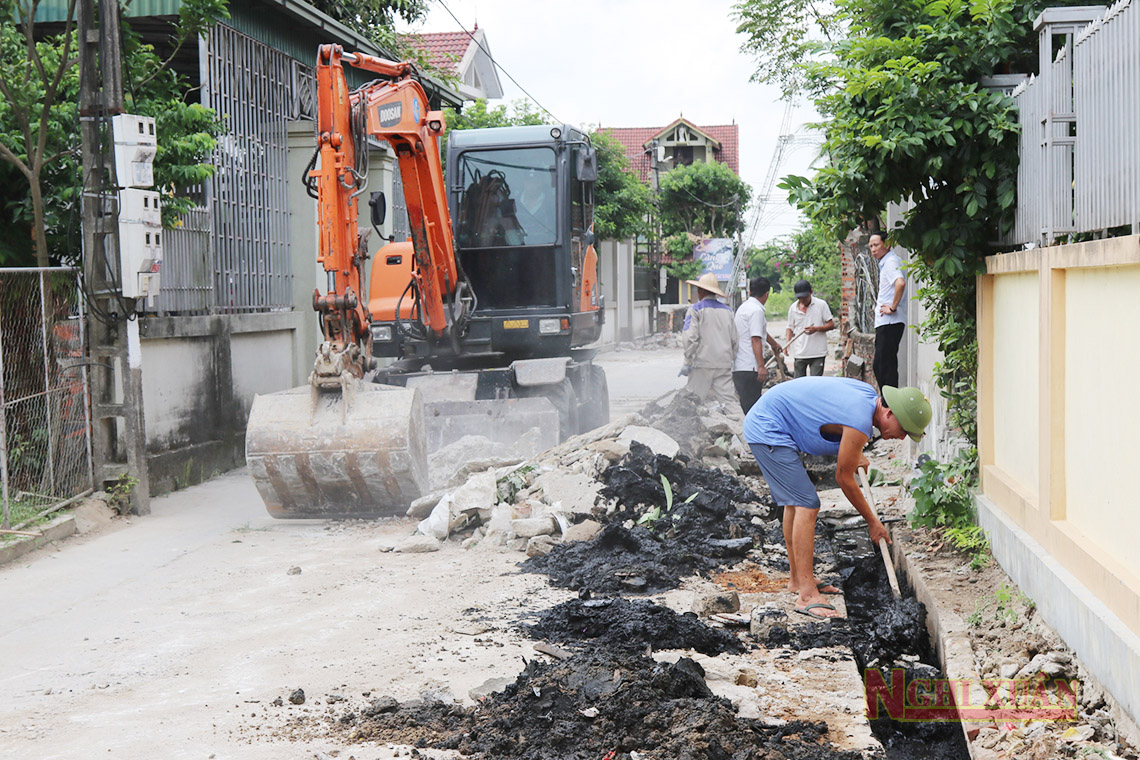 Nhân dân thị trấn Xuân An sôi nổi tham gia xây dựng đô thị văn minh