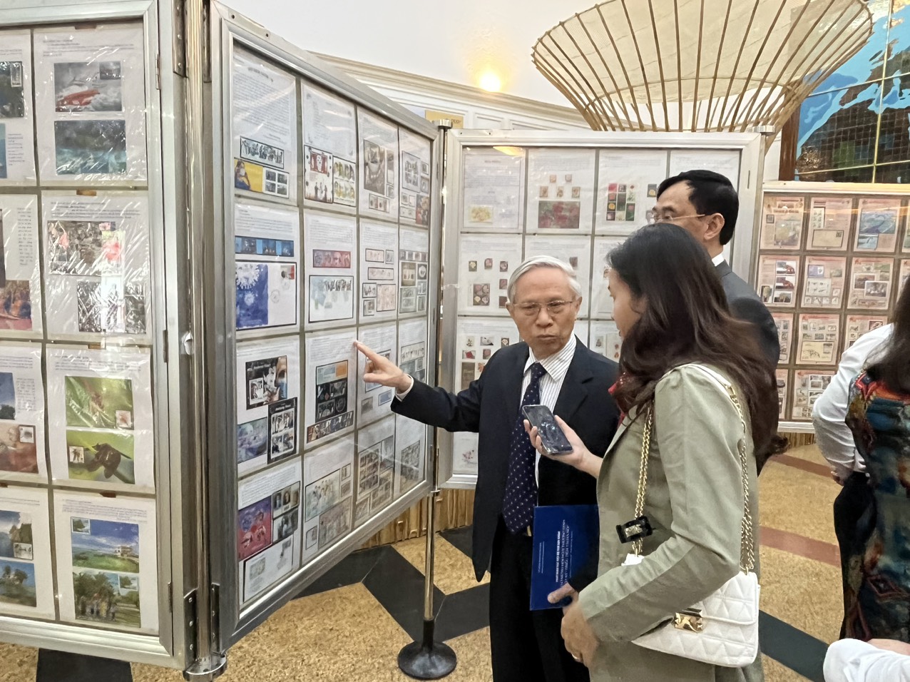 Khai mạc Trưng bày triển lãm tem bưu chính Hà Nội 2022