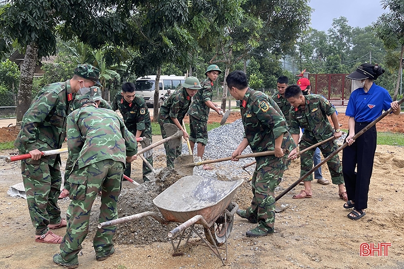 Cán bộ, chiến sĩ LLVT Hà Tĩnh giúp dân xây dựng nông thôn mới