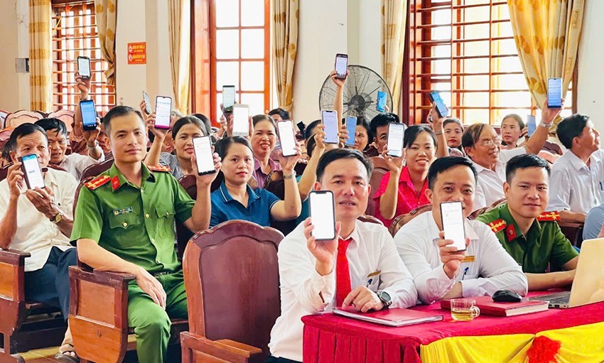 Cẩm Xuyên "đi từng ngõ, gõ từng nhà, hướng dẫn từng người dân sử dụng dịch vụ, ứng dụng để phát triển kinh tế số"