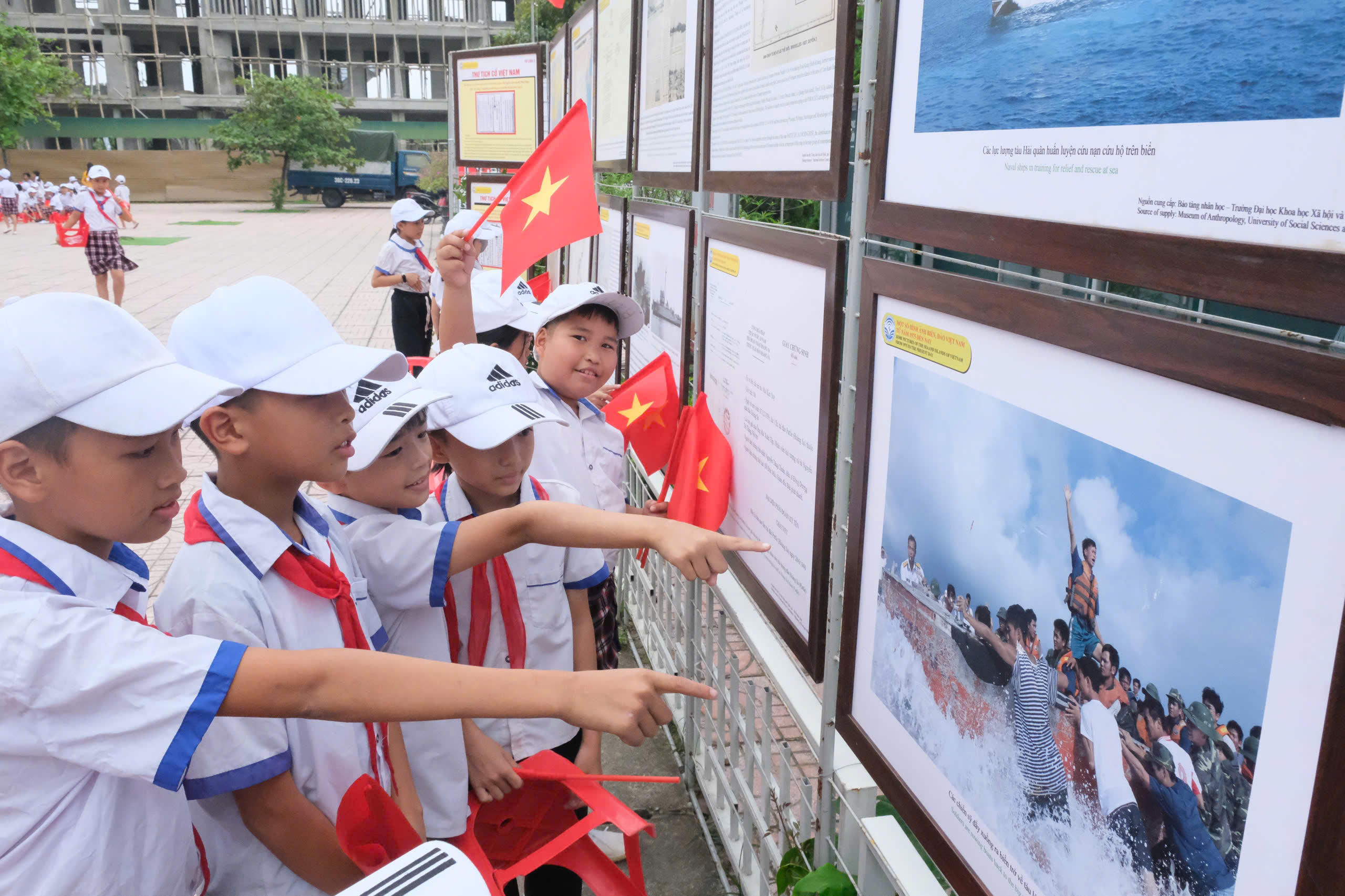 Triển lãm “Hoàng Sa, Trường Sa của Việt Nam - Những bằng chứng lịch sử và pháp lý” tại Trường TH&THCS Thạch Hội