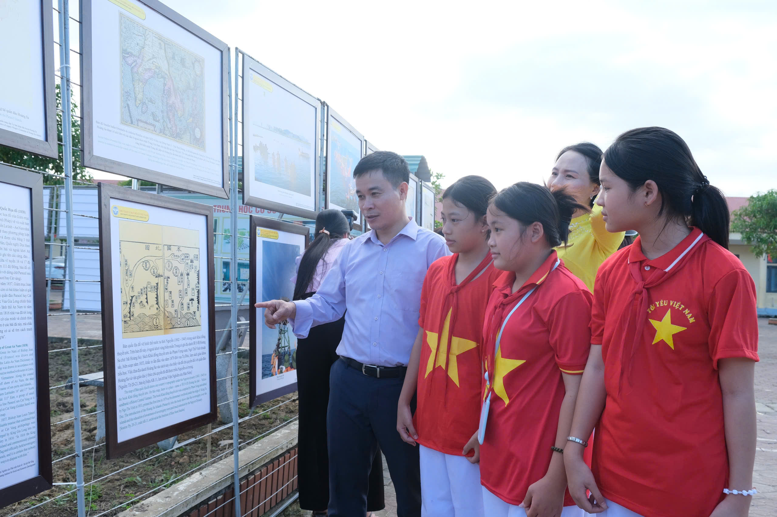 Triển lãm “Hoàng Sa, Trường Sa của Việt Nam - Những bằng chứng lịch sử và pháp lý” tại Trường THCS Hương Điền - Nam Hương