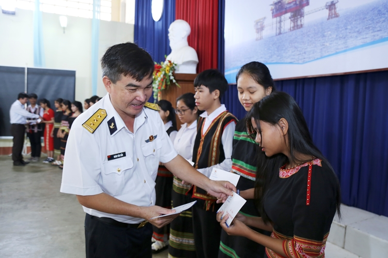 Tuyên truyền biển, đảo và tư vấn tuyển sinh cho học sinh