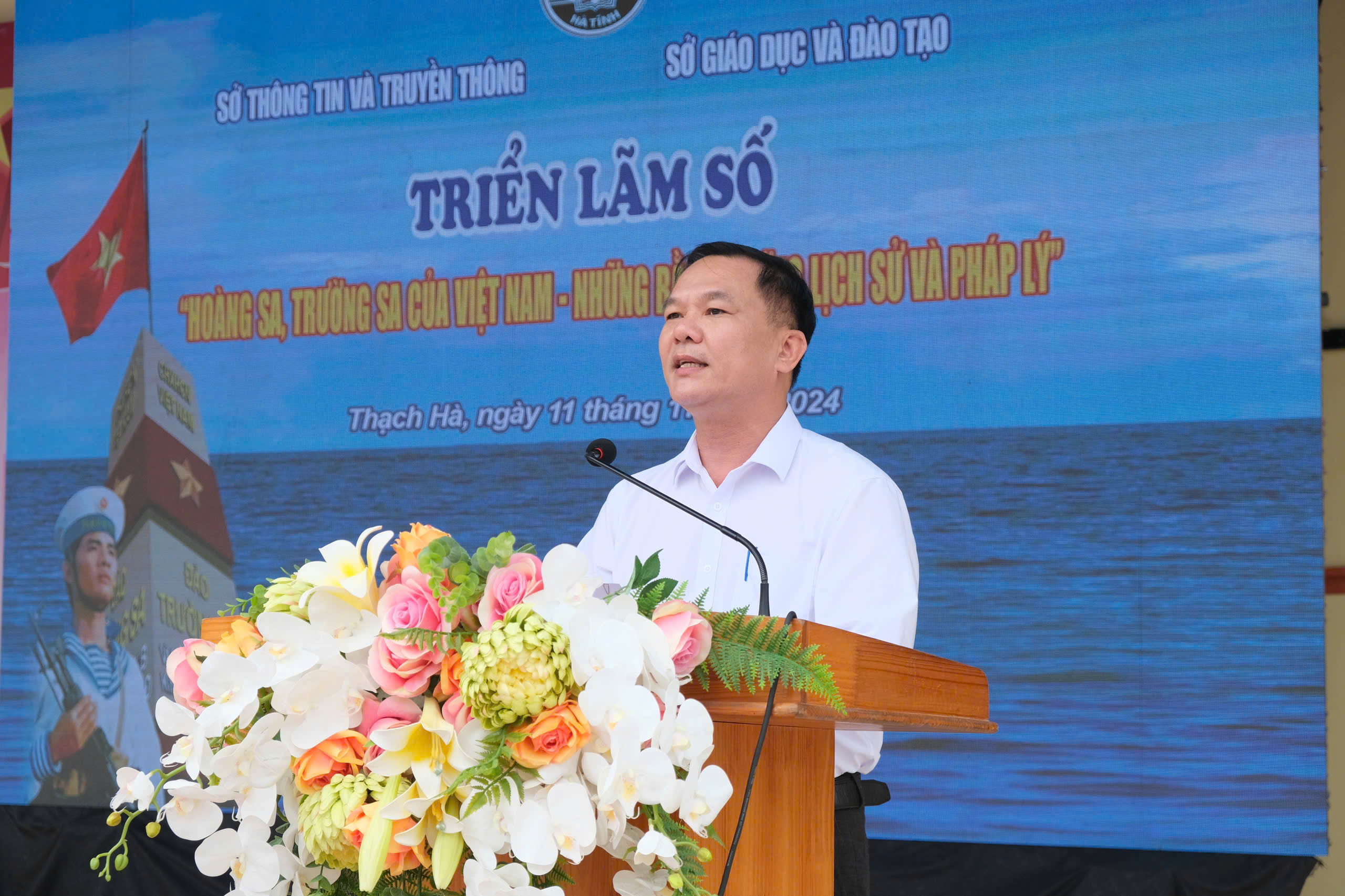 Triển lãm “Hoàng Sa, Trường Sa của Việt Nam - Những bằng chứng lịch sử và pháp lý” tại Trường THCS Phan Huy Chú